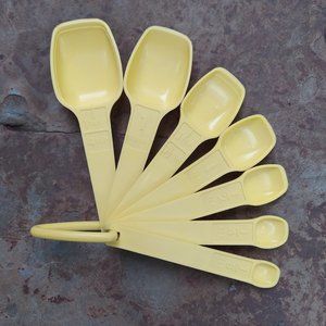 VTG Tupperware YELLOW 7 pc Set Measuring Spoons Teaspoon Tablespoon w/Ring 70s